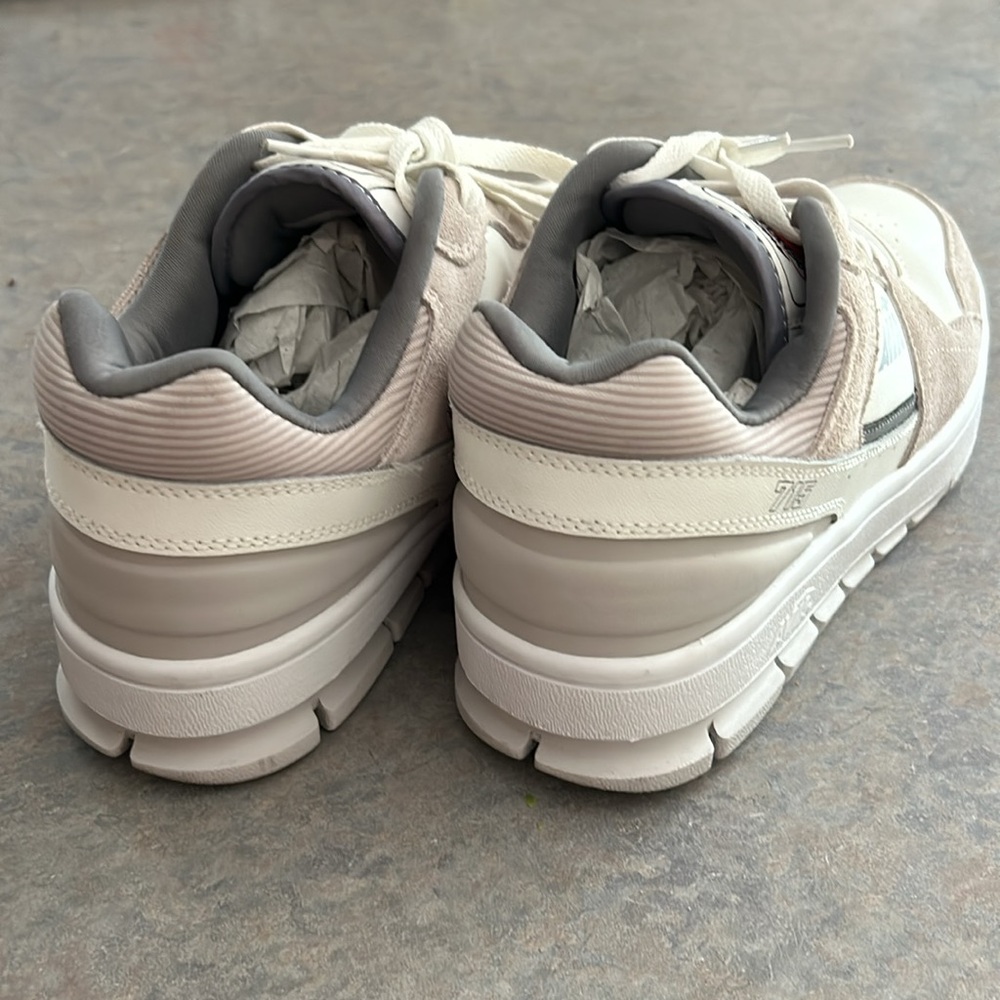 Men’s size 9.5 or woman’s size 11 Avia 715 basketball athletic shoes. - Picture 3 of 8